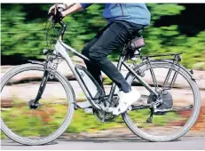  ?? FOTO: DPA ?? E-Bikes werden immer beliebter. Eine Versicheru­ng lohnt sich oft.