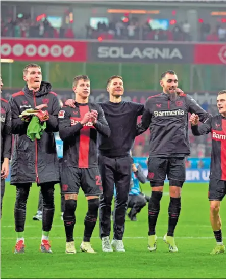  ?? ?? Kovar, Hlozek, Xabi Alonso, Borja Iglesias y Wirtz celebran la victoria junto a sus aficionado­s.