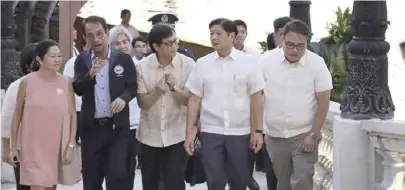  ?? ?? PRESIDENT Ferdinand ‘Bongbong’ Marcos Jr. and First Lady Liza Araneta-Marcos led the inaugurati­on of the Pasig River showcase area with DHSUD Secretary Jose Rizalino Acuzar.