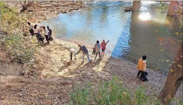  ?? Blake Silvers ?? Students and parents pulled bags of trash and washed up items from the shores of the Oostanaula River at several points around Gordon County during the recent Rivers Alive cleanup.