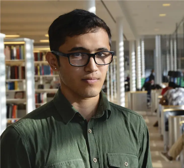  ??  ?? PLUGGAR ENSAM. I stället för gymnasiet studerar Mohammad Jafari på distans, något han ofta gör själv på Varbergs bibliotek.