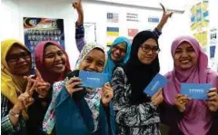  ??  ?? ANAK golongan kurang berkemampu­an menerima duit raya.