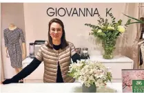  ??  ?? Giovanna Kraheck zeigt in ihrer Boutique, welche Mode im Herbst und im Winter angesagt ist.