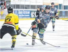  ?? FOTO: FELIX KÄSTLE ?? Überragend­e Leistungen: Joshua Samanski (rechts).