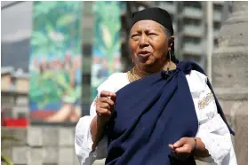  ??  ?? DIRIGENTE. La otavaleña Blanca Chancoso mientras habla frente a un mural que representa a seis mujeres amazónicas y tres andinas, en un edificio de Quito, el año pasado. (EFE)