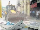  ?? HT ?? On the directions of the Lucknow Minicipal Corporatio­n, an antiencroa­chment drive was carried out in Hazratganj on Monday.