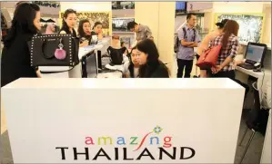  ?? BECKY SUBECHI/JAWA POS ?? PROMOSI: Pameran perjalanan wisata yang diadakan Singapura Airlines dan Thai Tourism di Surabaya kemarin.