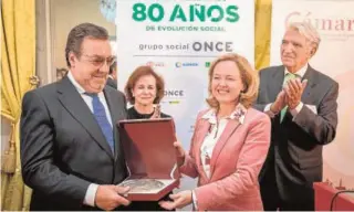  ?? ABC ?? Miguel Carballeda, presidente del Grupo Social ONCE, recibe de manos de la ministra de Economía y Empresa, Nadia Calviño, el premio Empresa del Año 2018 que concede la Cámara de Comercio de Bruselas