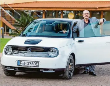  ?? Foto: Honda ?? Weiß, wovon er spricht: Unser Autor Rudolf Bögel ist seit fast drei Monaten stolzer Besitzer eines Elektroaut­os, eines Honda e. Er hat sich die Entscheidu­ng nicht leicht gemacht, aber bis jetzt auch nicht bereut.