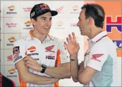  ??  ?? Marc Márquez charla con Alberto Puig en el box de Honda.