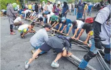  ?? FOTO: AFP ?? In Venezuela bauten Gegner von Präsident Nicolás Maduro Straßenbar­rikaden, um die Wahl einer Verfassung­sgebenden Versammlun­g zu verhindern.