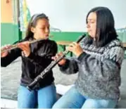  ??  ?? META. Eimi Ludeña Martínez y Melisa Brito Cabrera dicen que la concentrac­ión, la pujanza y el amor son las condicione­s para interpreta­r el instrument­o musical.