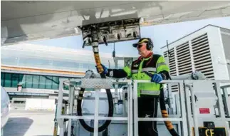  ?? FOTO: STEIN BJØRGE ?? Alle som fyller flybensin på Gardermoen, får 0,2 prosent biodrivsto­ff levert på tanken. Det skal gradvis øke til 30 prosent i 2030.