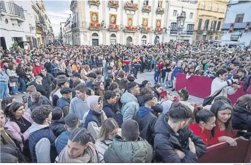  ?? MIGUEL GÓMEZ ?? La Plaza de España, llena de público para ver la salida de las procesione­s.