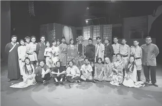  ?? — Gambar Bernama ?? HARMONI: Pengarah teater Ashraf Zainul (tujuh kanan) bergambar bersama para pelakon selepas pementasan teater ‘Tanah Akhirku’ di Panggung Eksperimen Aswara baru-baru ini.