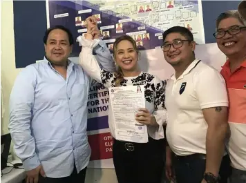  ?? Ian Ocampo Flora ?? BOARD MEMBER ASPIRANT. Board member-aspirant Olga Frances Fritzie DavidDizon shows her certificat­e of candidacy. Supporting her are Vice Governor Dennis Pineda, Porac Vice-Mayor Dexter David and her husband Benjun Dizon.—