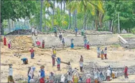  ?? ARIJIT SEN/HT PHOTO ?? MGNREGA workers at a lake rejuvenati­on project in Mandya, Karnataka.