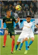  ??  ?? Naldo y Amavi pelean el balón durante el juego Marsella contra Mónaco.