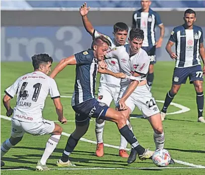  ?? FACUNDO LUQUE ?? PELEADO Y “PELEANDO”. Retegui le puso el alma a cada pelota en un partido que a Talleres se le complicó muchísimo.