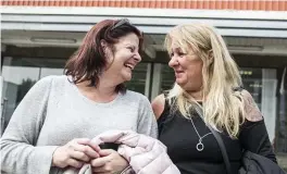  ??  ?? TROGNA BACKABOR. Maria Hoffström och Christina Blomqvist har bott vid Selma Lagerlöfs torg sedan slutet av 1960-talet.