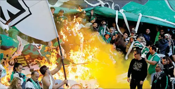  ??  ?? Incêndio nas bancadas do Estádio José Alvalade chegou a assustar, pela dimensão das chamas, mas foi prontament­e dominado pelos bombeiros