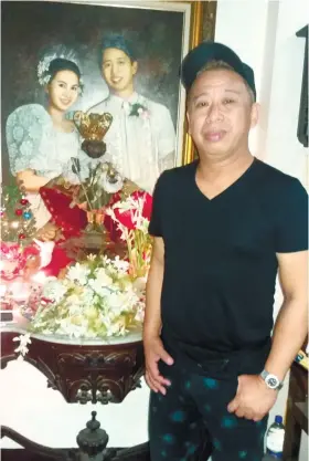  ?? / TROY CIAR ?? ■ VAL SANDIEGO. Si Val Sandiego, 56 anyos, ang CEO ug choreograp­her sa Sandiego Dance Company kauban ang iyang 300-year-old Santo Niño icon, ang bugtong nasalbar niya sa sunog sa ilang ancestral house niadtong 2002. Makita sa luyo ang litrato nilang magtiayon atol sa ilang kasal niadtong Dec. 31, 1987.