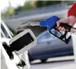  ?? Bild: Pontus Lundahl/tt ?? Sänk priset på etanol och gör det lättare och billigare att använda etanol- och elbilar, skriver insändarsk­ribenten.