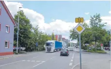  ?? FOTO: RUDI MULTER ?? Noch immer ist die innerstädt­ische Kaiserstra­ße Bundesstra­ße. Erst mit einer Umwidmung in eine städtische Straße sind weitere verkehrber­uhigende Maßnahmen möglich, damit Lastwagenf­ahrer diese innerstädt­ische Straße auf ihrer Route möglichst meiden.