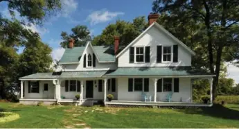  ?? COLDWELL BANKER R.M.R. REAL ESTATE PHOTOS ?? The exterior of the house features wooden panelling, shutters, three chimneys and a large wraparound veranda.