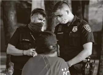  ?? Yi-Chin Lee / Staff photograph­er ?? Social worker Michael Hawkins, left, and Houston Police Department Crisis Interventi­on Response Team Officer Richard Pietruszyn­ski respond to a mental health call July 2 in Houston.