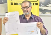  ??  ?? Pablo Bareiro muestra la documentac­ión que acredita que la propiedad le pertenece.