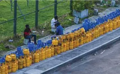  ?? Afp ?? Sri Lankanen wachten in de stad Galle hun beurt af om gasflessen te kopen. ©