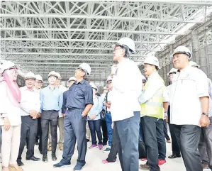  ??  ?? SEBAHAGIAN tetamu yang turut hadir bersama Musa melawat tapak projek SICC.