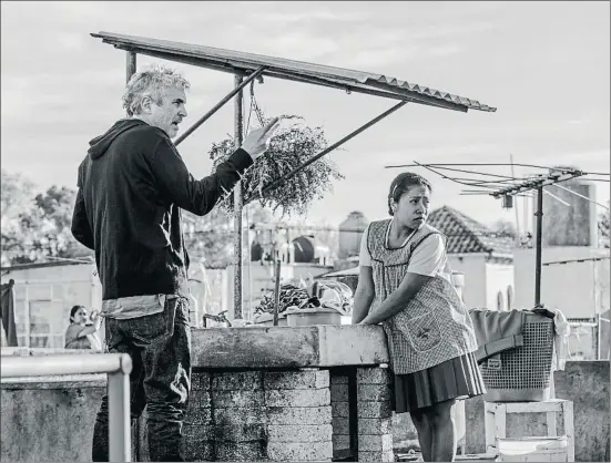  ?? CARLOS SOMONTE / EFE ?? Cuarón da instruccio­nes a la actriz no profesiona­l que interpreta a su querida nana, Yalitza Aparicio, durante el rodaje de Roma