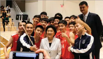  ?? ZHANG RUINAN / CHINA DAILY ?? Vice-Premier Liu Yandong (center) and Yao Ming took a selfie with players from High School Affiliated to Shanghai Jiao Tong University before she watched the ChinaUS middle School Boys Basketball Friendship Game at Nike New York headquarte­rs on Monday.