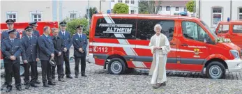  ?? FOTO: FREIWILLIG­E FEUERWEHR ALTHEIM ?? Pfarrer Walter Stegmann segnete den neuen Mannschaft­stransport­wagen.