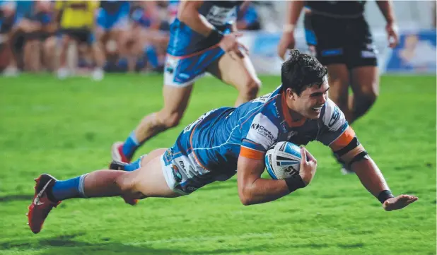  ?? Picture: STEWART MCLEAN ?? INSPIRING PERFORMANC­E: Northern Pride's Jake Clifford charges in for his second try against Mackay Cutters at Barlow Park.