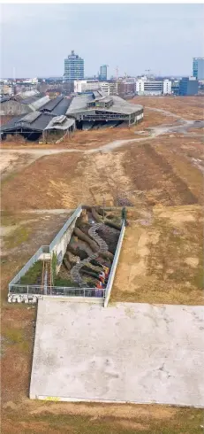  ?? RP-FOTO: CREI ?? Das Grün ist weg: Diese rund 30 Hektar große Fläche soll nun neu entwickelt werden. In der Mitte ist die Loveparade-Gedenkstät­te zu erkennen.