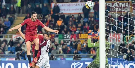  ?? (Ansa) ?? In alto Kostas Manolas, 26 anni, approfitta di un errore della difesa del Torino, salta di testa e mette a segno il gol che sblocca la partita