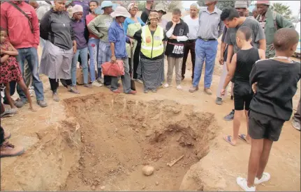  ?? SHOCKED: Picture: Soraya Crowie ?? Skeletal remains were found by miners while they were digging on a piece of ground on the corner of Fuller and Waterloo streets in West End yesterday.