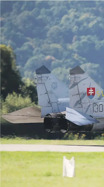  ?? ?? Slovenské vzdušné sily majú vo výzbroji deväť jednomiest­nych a dve dvojmiestn­e stíhacie lietadlá MiG-29.