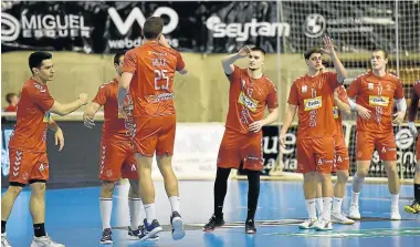  ?? ?? Presentaci­ón del Bada Huesca en el último partido, con Domingo en el centro.