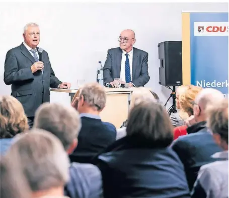  ?? RP-FOTO: ANNE ORTHEN ?? Bezirksver­treter Michael Schmittman­n (l.) und Bezirksbür­germeister Rolf Tups begrüßten beim Bürgertref­fen der CDU in der D-Schänke 120 Menschen – 40 weitere standen auf der Warteliste.