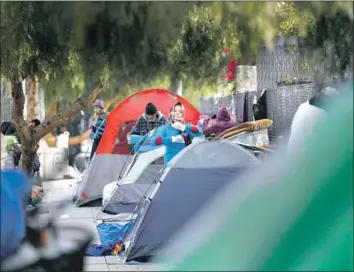  ?? Francine Orr Los Angeles Times ?? LOS ANGELES’ homeless population is 25,237, according to the latest count, and encampment­s remain a fact of life in neighborho­ods throughout the city. Above, homeless people on North Spring Street.