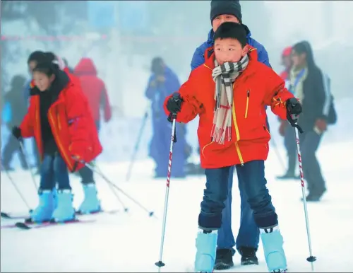  ?? TAO LIANG / XINHUA ?? Children learn to ski at the Meihuashan Internatio­nal Ski Resort in Liupanshui, Guizhou province.