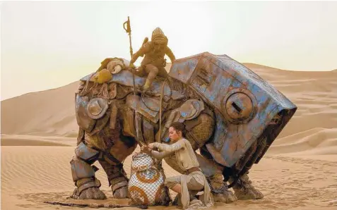  ?? LUCASFILM ?? BB8 with Rey (Daisy Ridley) in “Star Wars: The Force Awakens.”
