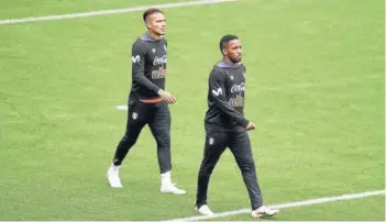  ??  ?? ► Paolo Guerrero (izquierda) junto a Jefferson Farfán, en entrenamie­nto.