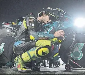  ?? FOTO: GETTY ?? Valentino Rossi Malos momentos junto a su M1 del Petronas Yamaha