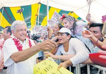  ??  ?? El candidato de Morena a la Presidenci­a acudió al municipio de Minatitlán, Veracruz, donde presidió un mitin ante decenas de asistentes. Estuvo acompañado por Cuitláhuac García y su esposa Beatriz Gutiérrez.