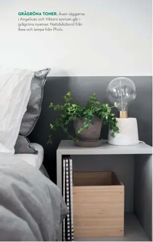  ??  ?? Grågröna toner. Även väggarna i Angelicas och Viktors sovrum går i grågröna nyanser. Nattduksbo­rd från Ikea och lampa från Pholc.